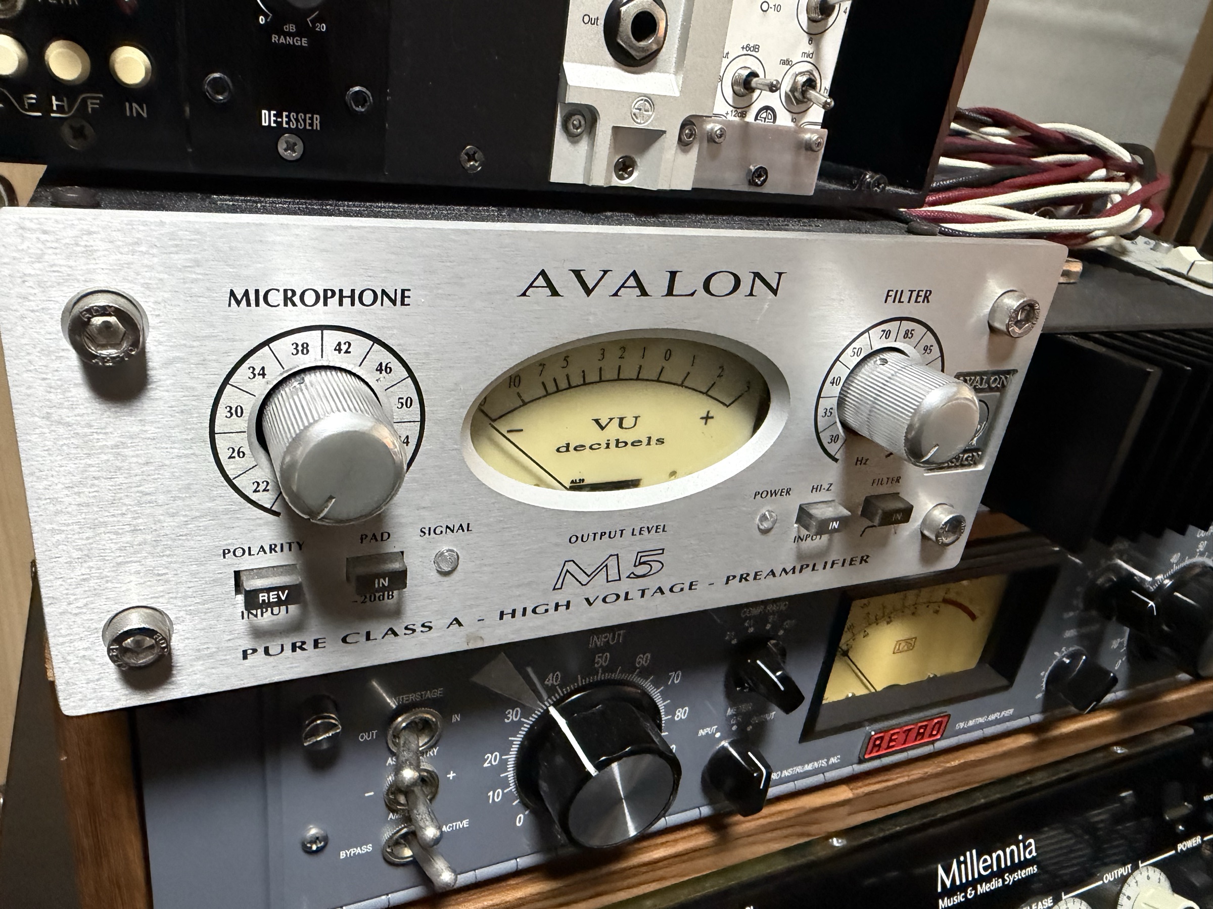 ベースのDI録音に使うAvalon M5